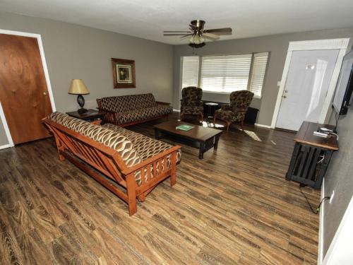 Lakeview Main Room - 24 in Calera (OK)