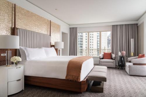 One-Bedroom Luxury King Suite - Club Lounge Access