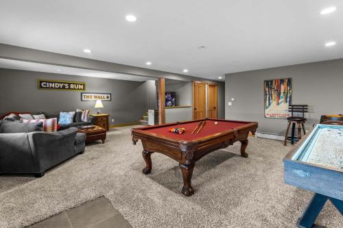 Beautiful Log Cabin! Hot-Tub Bonfire & Private Yet 4 Mins to Downtown! - image 7