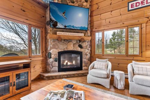 Beautiful Log Cabin! Hot-Tub Bonfire & Private Yet 4 Mins to Downtown! - image 4