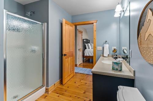 Beautiful Log Cabin! Hot-Tub Bonfire & Private Yet 4 Mins to Downtown! - image 9