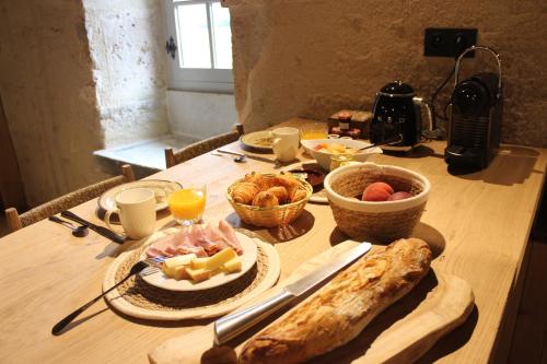 อาหารและเครื่องดื่ม, Châteauneuf Suites (Chateauneuf Suites) in ปูยี-ออง-โอซัว