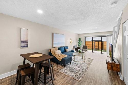 Cozy Townhouse - Gym Pool Golf Fast WiFi 2B2B thumb 2