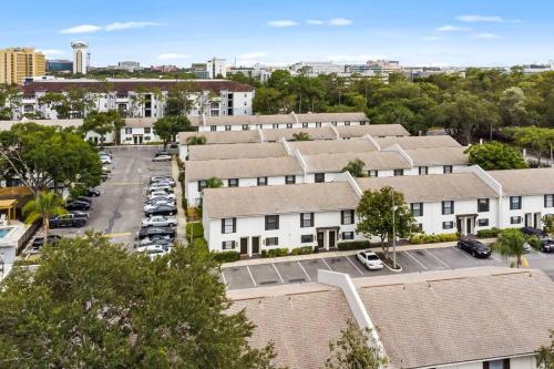 Cozy Townhouse - Gym Pool Golf Fast WiFi 2B2B thumb 3