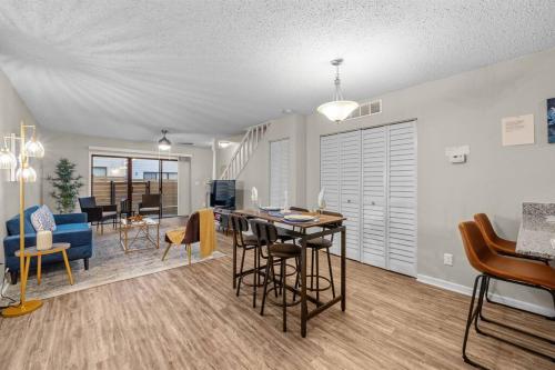 Cozy Townhouse - Gym Pool Golf Fast WiFi 2B2B detail