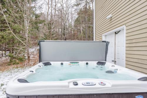 Maplewood Manor 8BR, Hot Tub, Gym, Fire Pit in Jewett, USA