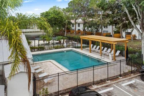 Cozy Townhouse - Gym Pool Golf Fast WiFi 2B2B thumb 3