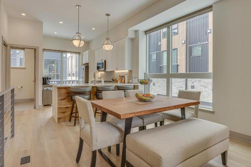 Silverthorne Townhome with Hot Tub Walk to Town! in Silverthorne, USA