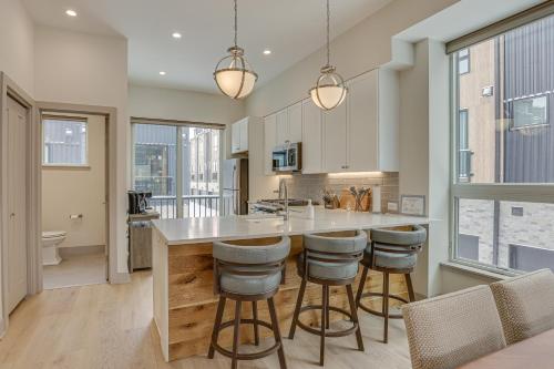 Silverthorne Townhome with Hot Tub Walk to Town! in Silverthorne, USA