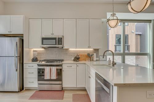 Silverthorne Townhome with Hot Tub Walk to Town! in Silverthorne, USA