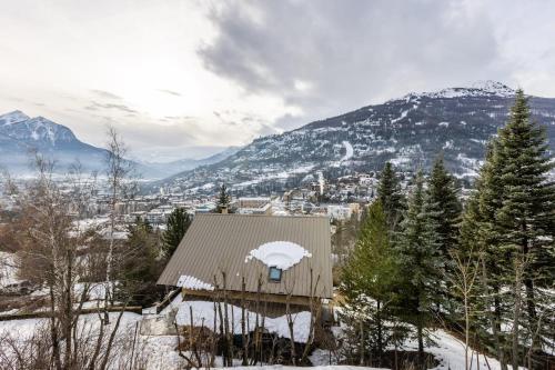 Comfortable nest with mountain views