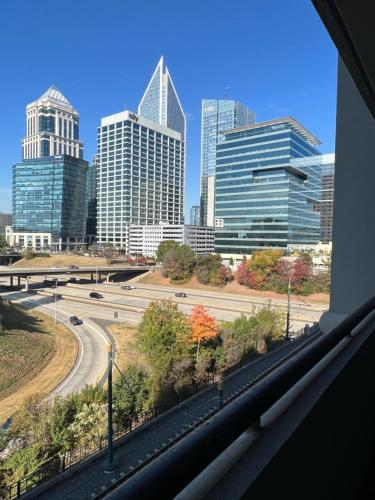 Spacious 2 Bed, 2 Bath Uptown Gem in the Heart of the City-Parking-Wi-Fi-Balcony CGV in Charlotte, USA