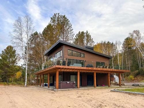 Le Roselin Spa, Billiards & Lake Ouareau Front in Saint Donat (QC)