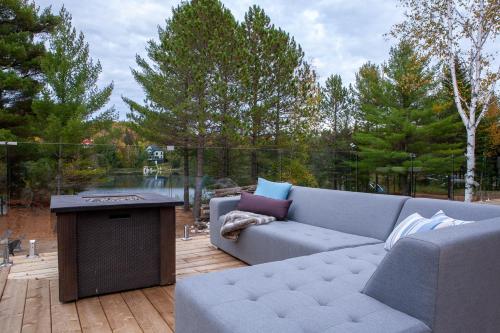 Le Roselin Spa, Billiards & Lake Ouareau Front in Saint Donat (QC)
