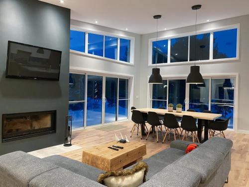 Le Roselin Spa, Billiards & Lake Ouareau Front in Saint Donat (QC)