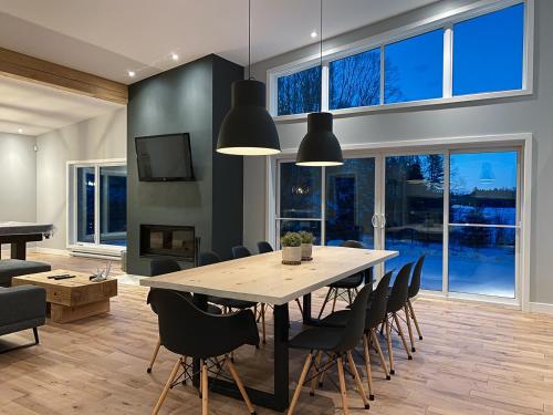 Le Roselin Spa, Billiards & Lake Ouareau Front in Saint Donat (QC)