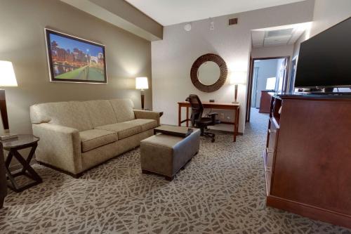 Deluxe King Suite room in Drury Inn & Suites Pittsburgh Airport Settlers Ridge
