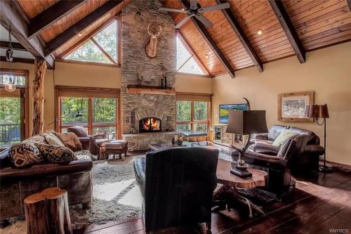. Luxurious Chalet! Hot-tub, Bonfire & Ideal Location for Skiing & Town