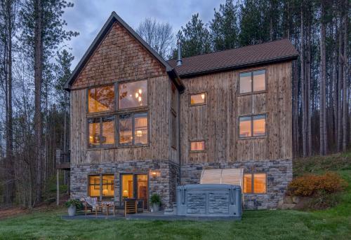 New & Stunning Chalet! Reno'd Hot-Tub Barrel Sauna Slope Views Fire Pit - image 4