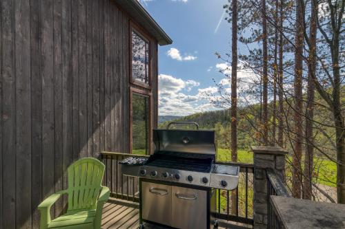 New & Stunning Chalet! Reno'd Hot-Tub Barrel Sauna Slope Views Fire Pit - image 3