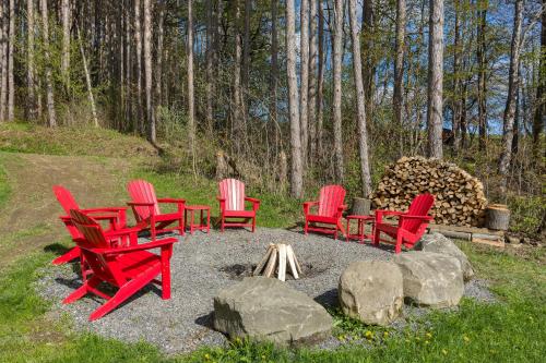 New & Stunning Chalet! Reno'd Hot-Tub Barrel Sauna Slope Views Fire Pit - image 2