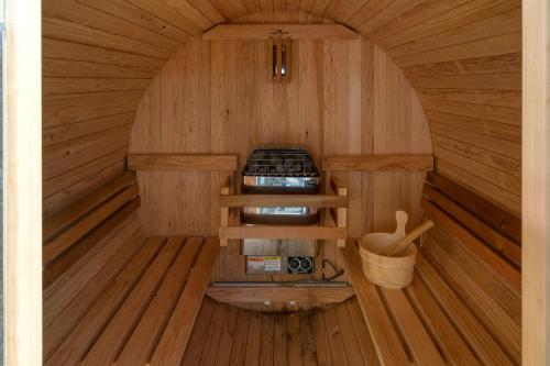 New & Stunning Chalet! Reno'd Hot-Tub Barrel Sauna Slope Views Fire Pit - image 8