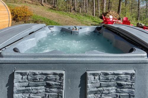 New & Stunning Chalet! Reno'd Hot-Tub Barrel Sauna Slope Views Fire Pit - image 6