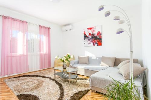 Apartments with parking space Split - 22101 in Mejaši
