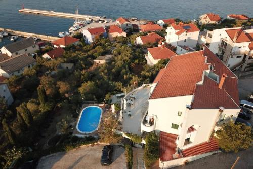 Seaside apartments with a swimming pool Kali Ugljan - 14116