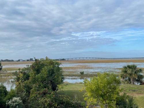 EBB TIDE Great Views Short walk to Beach thumb 4