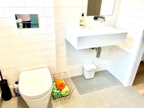 Lorne Groovy Ocean View Log House, Pet Friendly, FREE WIFI wine & chocolates kangaroos in the evening