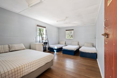 1 double bed, 3 twin beds