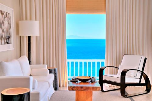 Suite Resort con vistas al mar y balcón