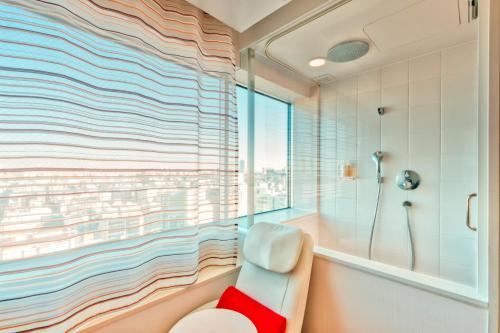 Twin Room - Non-Smoking image 5