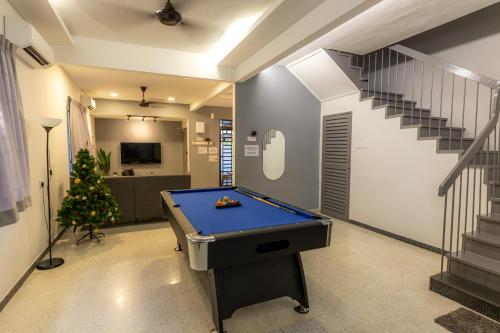 TOWN 13Px V KIDS POOL & KTV & JACCUZI SPA & POOL TABLE NEAR USM & LAM WAH EE HOSPITAL & HAN CHIANG H Penang