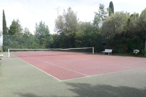 Tennis court, APPT Cosy entier avec piscine in Les Pradettes