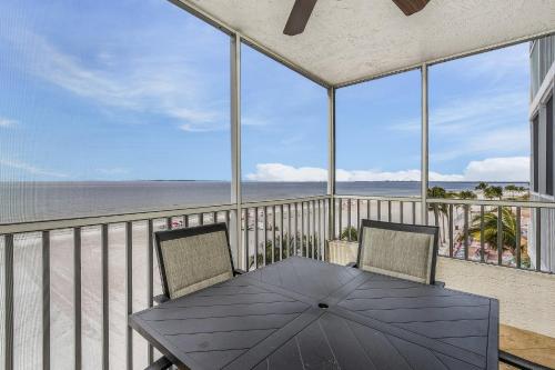 Beach Villas 405 Beachfront Bliss- Gulf Views Pool Sleeps 6!