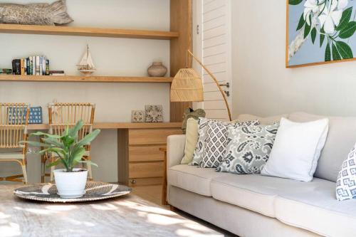 Villa Sunsara 2 - Spacious 4-Bedroom Haven next to Berawa Beach - Tap to explore photos