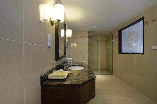 room detail thumbnail 2