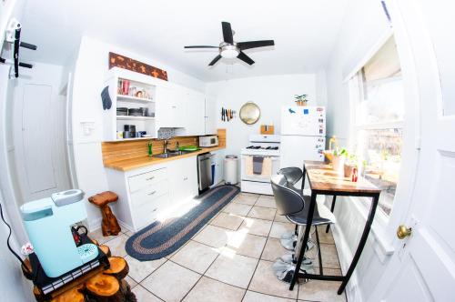 Cozy, Quiet 3BR Sugar House Hideaway by Mountains, Wi-Fi & Parking, Salt Lake City (photo 4)