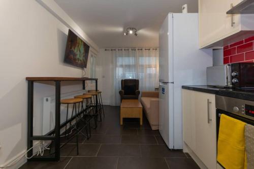 BrumStay UK® 5-Bed House Ideal for Long-Term Stays in Handsworth Wood