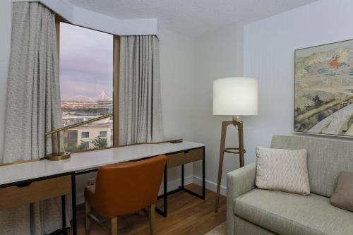1 King & Sofa bed, 1 Bedroom Suite, City view, Balcony