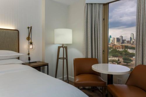 1 King & sofa bed, Club level, Suite, City view, Balcony image 4