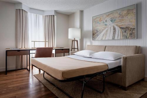 1 King bed & sofa bed, 1 Bedroom Suite, 1 King, Sofa bed image 4