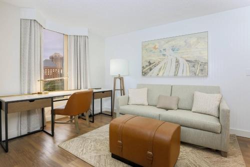 1 King & sofa bed, Club level, Suite, Balcony image 6