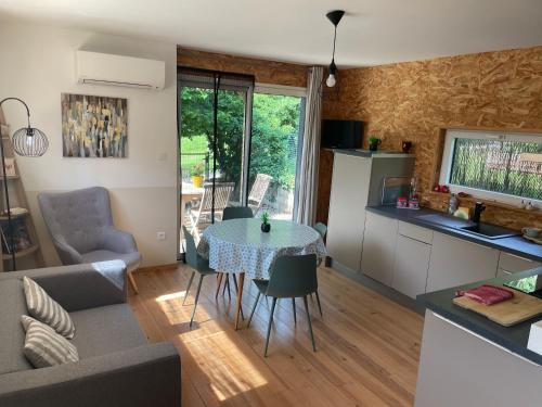 GITE CHALET BOIS in ลาญอล