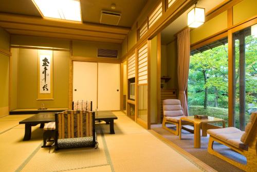room detail thumbnail 1