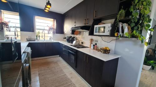 3 Bedroom Beach House With Ocean Views Across The Road From The Beach - Cape Town