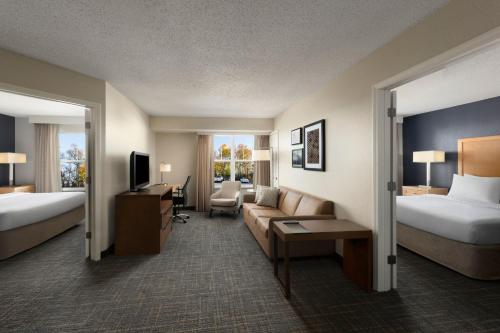 1 king bed, 1 queen bed, 2 sofa beds