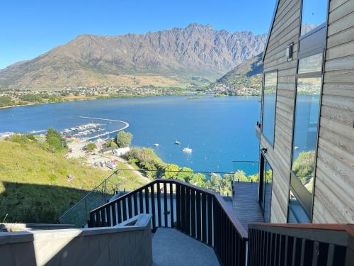 Stunning Lakeview Holiday House Queenstown - image 8